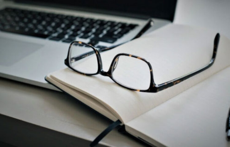 কম্পিউটার মনিটরে অ্যান্টি গেøয়ার স্ক্রিন ব্যবহার করে এবং চশমায় অ্যান্টি রিফ্লেকটিভ প্লাস্টিকের কাচ ব্যবহার করলে অনেকটাই লাভ পাওয়া যায়। মনিটর এবং স্মার্টফোনের ব্রাইটনেসও ঠিকঠাক করে রাখুন।