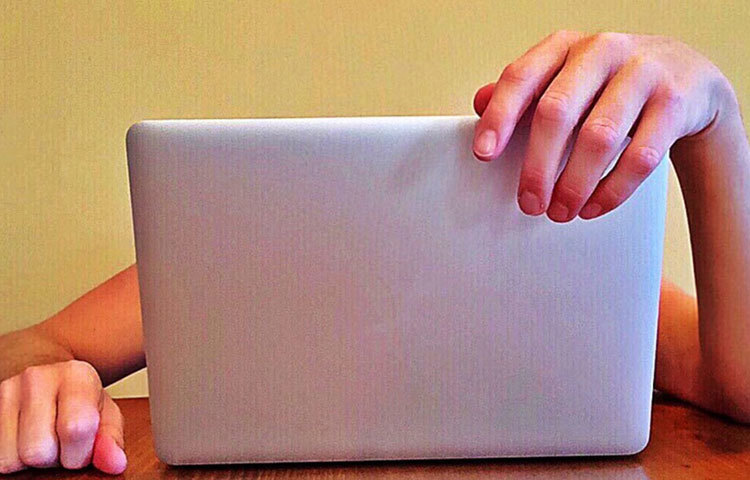 বিছানায় বসে কাজের ফলে ঘুমের ব্যাঘাত হতে পারে। কারণ, আমরা বিছানায় তখনই আসি যখন আমরা অতিরিক্ত ক্লান্ত থাকি ও ঘুমের সময়। তাই বিছানায় বসে কাজের ফলে কাজ ও ঘুম দুয়েরই ব্যাঘাত ঘটে।