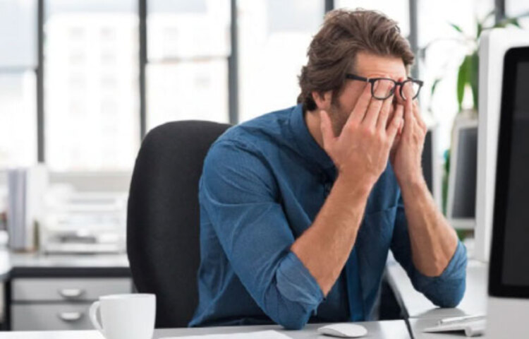 কাজ করার ফাঁকেই ঘন ঘন পলক ফেলুন। কারণ কম্পিউটারে কাজ করার সময় চোখের পলক পড়া কমে যায়। ফলে চোখের পানি কমে যায় ও চোখে শুষ্কতা বা ড্রাই আইসের সমস্যা দেখা যায়। এর ফলে চোখে ক্লান্তিও অনেক বাড়ে। তাই ডাক্তারের পরামর্শ নিয়ে আই ড্রপ ব্যবহার করুন। দিনে অন্তত তিন থেকে পাঁচবার সেই ড্রপ দিলে চোখে অনেকটাই আরাম পাবেন।