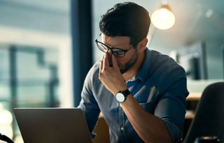 অফিসে কাজের ফাঁকেই চোখের কয়েকটা ব্যায়াম করার চেষ্টা করুন। ঘরের বাইরে দেখুন। তাকাতে পারেন গাছপালার দিকেও। যদি সেটা সম্ভব না হয়। কম্পিউটার স্ক্রিন থেকে চোখ সরিয়ে অন্যদিকে তাকান। ভুলেও আবার ওইসময় ফোন নিয়ে বসে পড়বেন না। চোখের ব্যায়ামের পাশাপাশি মাঝেমধ্যেই চেয়ার থেকে উঠে শরীর কিছুটা স্ট্রেচ করে নিন। নাহলে ঘাড়ে, কাঁধে বা পিঠেও ব্যথা হতে পারে।