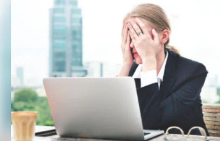 মাঝেমধ্যে কাজের থেকে বিরতি নিন। ধরুন আপনি এক ঘণ্টা টানা কম্পিউটারে কাজ করছেন, তাহলে কাজ বন্ধ করে ৫-১০ মিনিট অন্য কোথাও তাকান বা ঘুরে আসুন।