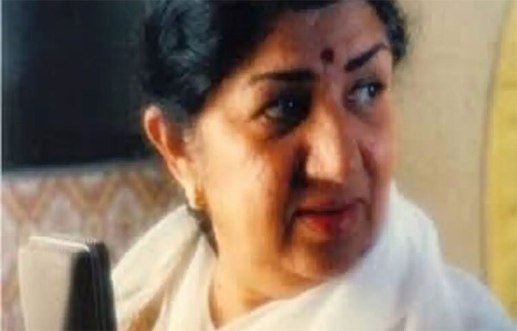 বাবা দীননাথ মঙ্গেশকর ছিলেন নাট্যমঞ্চের পরিচিত মুখ। বাবার হাত ধরেই অনেক ছোট বয়সে নাটক, গানের সঙ্গে পরিচয়। দিদিমার কাছে লোকগানের তালিম নেওয়া শুরু সেই ছেলেবেলায়। এরপর শুরু হয় এক সুরেলা উত্তরণ। ভারতের গণ্ডি পেরিয়ে বিশ্বের বিভিন্ন দেশের মানুষেরও মন জয় করেছিল সেই সুরেলা কণ্ঠ। ছবি: সংগৃহীত