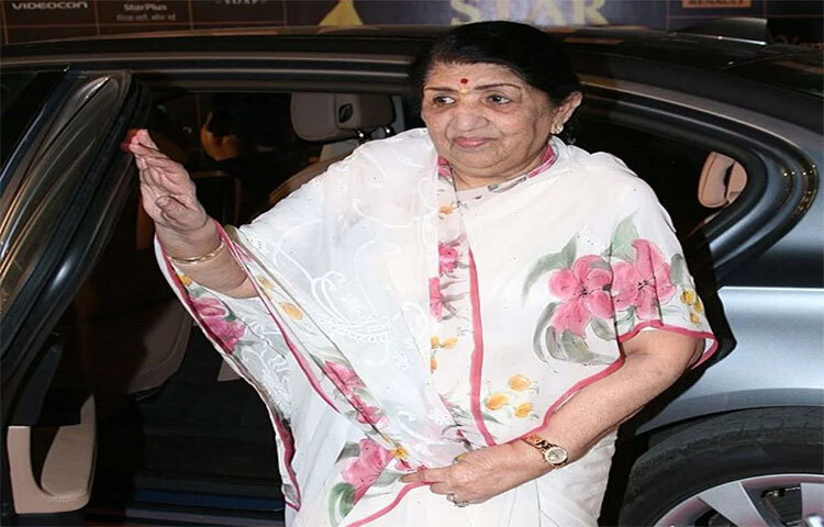 যশরাজ প্রযোজিত ‘বীরজারা’ সিনেমায় দর্শকদের তাক লাগিয়ে দিয়েছেন লতা মঙ্গেশকরের সুরেলা কণ্ঠ। সেই সিনেমা রিলিজের সময় প্রযোজক লতাজির হাতে মার্সিডিজের চাবি তুলে দেন। সাক্ষাৎকারে সে কথা নিজেই জানিয়েছিলেন ‘ভারতরতœ’। ছবি: সংগৃহীত