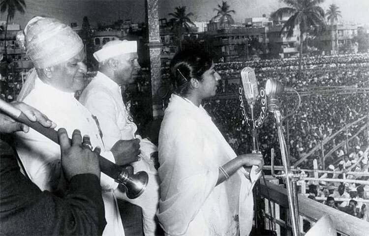 লতা মঙ্গেশকরের গলায় ছিল সাক্ষাৎ সরস্বতীর অধিষ্ঠান। যা তার প্রতিটি গানে অনুভূত হয়েছে। তার গাওয়া এবং চমৎকার কণ্ঠের জাদুতেই অপার খ্যাতি এবং সম্পদ অর্জন করেছিলেন লতা মঙ্গেশকর। মিডিয়া রিপোর্ট অনুযায়ী, তার মোট সম্পত্তির পরিমাণ ৫০ মিলিয়ন ডলার অর্থাৎ প্রায় ৩৭০ কোটি টাকা। ছবি: সংগৃহীত