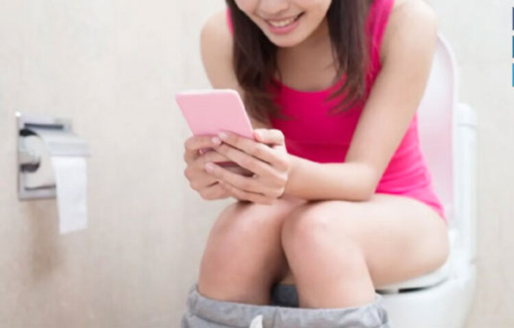 টয়লেটে ফোন ব্যবহার করেন? কমোডে বসে চোখ বুলিয়ে নেনে ফেসবুকে? অথবা সার্চ করেন গুগল? সাবধান! অজান্তেই ডেকে আনছেন বড় বিপদ! বিশেষজ্ঞদের মতে, বাথরুমে ফোন ব্যবহার করলে প্রাণঘাতি রোগ বাসা বাঁধতে পারে শরীরে!