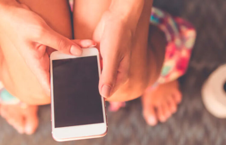 অনেক সময় বাথরুম ভিজে-স্যাঁতসেতে থাকে। বিশেষজ্ঞরা বলছেন, এই পরিবেশে দ্রুত বংশবৃদ্ধি করে ব্যাকটেরিয়া। পাশাপাশি, ঠিকভাবে হাত না ধোওয়া বা কমোডের পাশেই ফোন রাখায় দ্রুত ছড়িয়ে পড়ে সালমোনেল্লা, ই কোলাই, সিগেল্লা এবং ক্যামফাইলোব্যাকটরের মতো ব্যাকটিরিয়া।