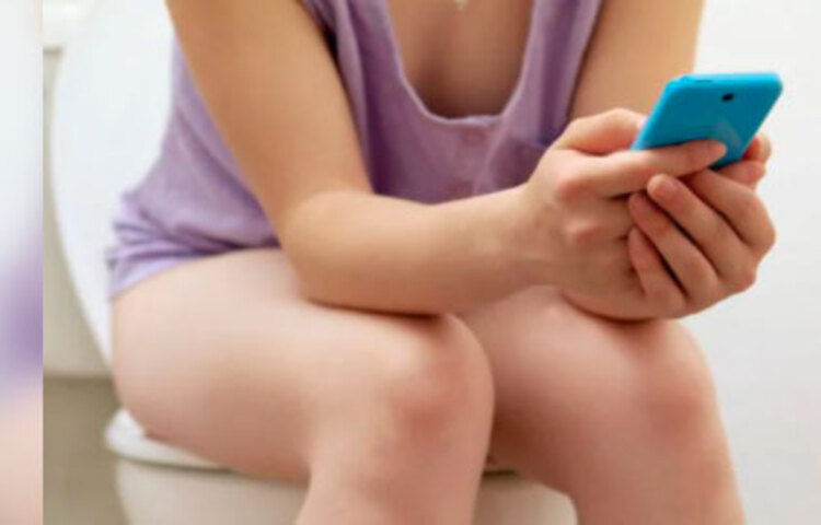 গবেষকরা জানাচ্ছেন, মোবাইলের কভার রাবারের তৈরি, সেখানে বাসা বাঁধে বহু ক্ষতিকর ভাইরাস ও ব্যাকটিরিয়া। বাথরুমের ফ্লাশ, কল বা দরজার লক ব্যবহারের পর মোবাইলের স্ক্রিনে হাত দিলে সেখানেও জন্মাতে পারে সালমোনেল্লার মতো ভয়ঙ্কর ব্যাকটিরিয়া, হতে পারে টাইফয়েড।