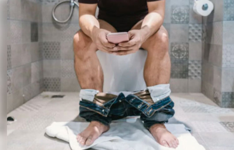 চিকিৎসকরা জানাচ্ছেন, মোবাইলে বাসা বাঁধা ক্ষতিকর ভাইরাস ও ব্যাকটিরিয়া খাবারের সঙ্গে লালায় মিশে দ্রুত ছড়িয়ে পড়ে শরীরে।