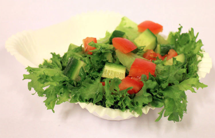 লেটুস পাতার আরেক নাম হল আইসবার্গ লেটুস। এই অদ্ভুদ নামের কারণ হল আগে কার দিনে লেটুস বা যে কোনো শাক ফ্রিজে না রাখা হলে তা নষ্ট হয় যেত। বিংশ শতাব্দীতে সব জায়গায় ফ্রিজ পাওয়া যেত না। তাই ক্যালিফোর্নিয়ার লোকেরা বরফের মাধ্যমে শাকগুলো সংরক্ষণ করত। তখন থেকেই এর নাম আইসবার্গ।