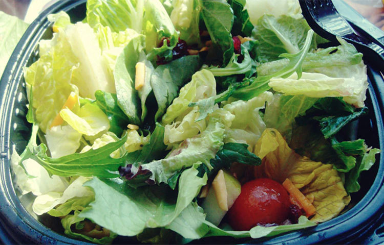 লেটুস পাতা ক্যান্সারের বিরুদ্ধে লড়াই করতে পারে। কারণ এর মধ্যে বিটা ক্যারোটিন ও লুটিনের মত অ্যান্টি অক্সিডেন্ট আছে। এই ধরনের অ্যান্টি অক্সিডেন্টগুলো ক্যান্সারের কোষ বৃদ্ধি হ্রাস করে।