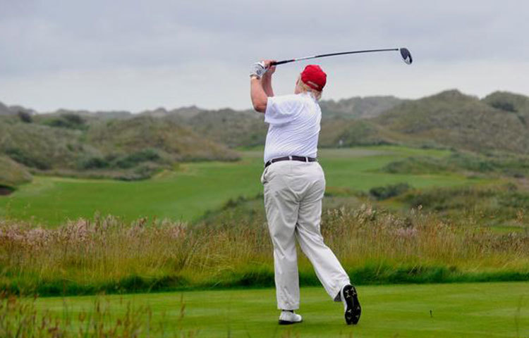 ডোনাল্ড ট্রাম্প: হাজারো ব্যস্ততা শেষে বিশ্বের সবচেয়ে ক্ষমতাধর এই সরকার প্রধান তার স্বভাবসুলভ জীবনযাপনে ফিরে যান ছুটি পেলেই। চলে যান আমেরিকায় তার নিউ জার্সির রিসোর্টে।