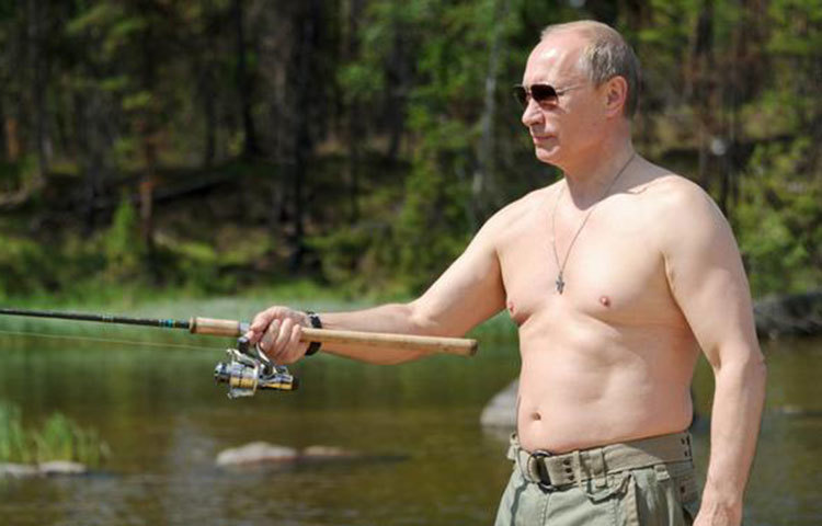 ভ্লাদিমির পুটিন: বিশ্বের অন্যতম শক্তিধর দেশে রাশিয়া। সেদেশের প্রেসিডেন্ট ছুটি পেলেই মাছ শিকারে যান। সাইবেরিয়া চলে যান। ছুটির সময় তিনি মাছ ধরেন, নৌকা চালান। পাশপাশি রৌদ্রস্নান করেন।