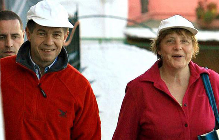 আঙ্গেলা ম্যার্কেল: ছুটিতে তিনি তার স্বামীর সাথে উত্তর ইটালির আল্পস পর্বতের কাছে যান। ঘুরতে গেলে মাথায় পরেন পছন্দের এই টুপি।