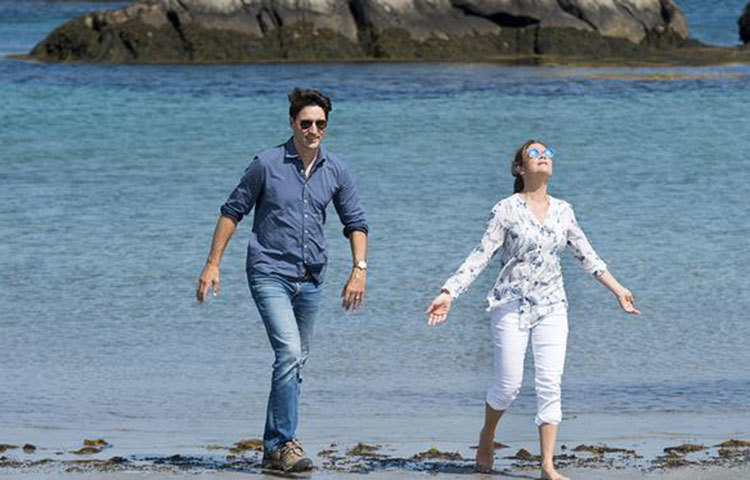 জাস্টিন ট্রুডো: বিশ্বের অন্যতম জনপ্রিয় প্রধানমন্ত্রী তিনি। তিনি ছুটিতে বাহামা দ্বীপপুঞ্জে চলে যান।