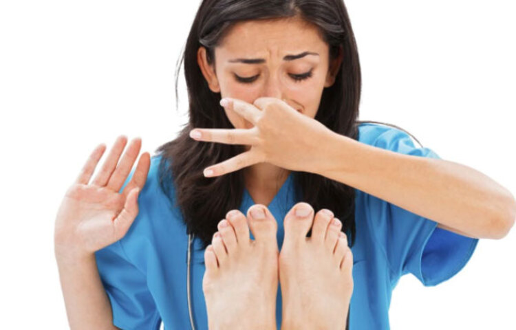 পায়ের দুর্গন্ধ হলে এই ভয়ে অনেকে জুতো পরা এড়িয়েই চলেন। আসলে ঘেমে যাওয়া পায়ে খুব তাড়াতাড়ি ব্যাকটেরিয়া জন্মায়, যার ফলে পায়ে দুর্গন্ধের সৃষ্টি হয়। তবে এই অস্বস্তিকর পরিস্থিতি থেকে মুক্তি পাওয়া সম্ভব।