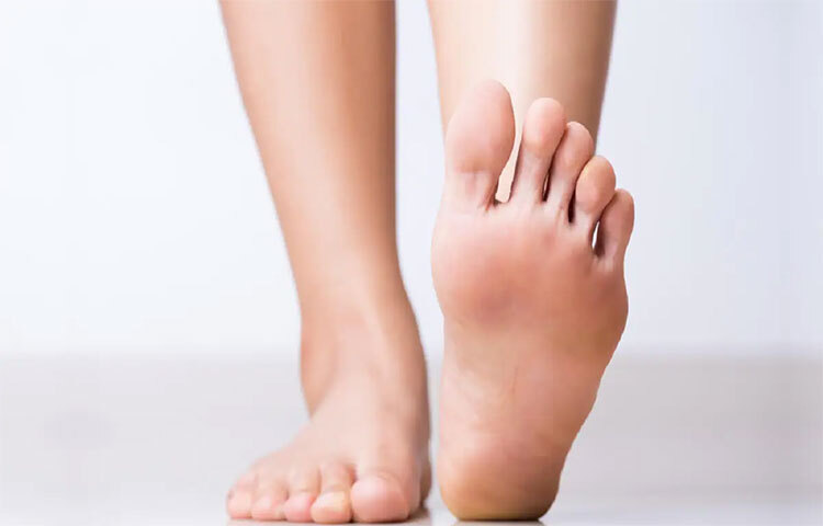 গ্রীষ্মকালে তাপ এবং ধূলিকণার কারণে পায়ের গোড়ালি ফাটে। ভিটামিনের অভাবেও এটি হতে পারে। ভিটামিন সি, ভিটামিন বি-৩, বা ভিটামিন ই এই ৩টি ভিটামিন ত্বককে পূর্ণ করতে সাহায্য করে। এই সমস্যা সারাতে আমরা ঘরেই তৈরি করতে পারি ফুট স্ক্রাব। ছবি: সংগৃহীত