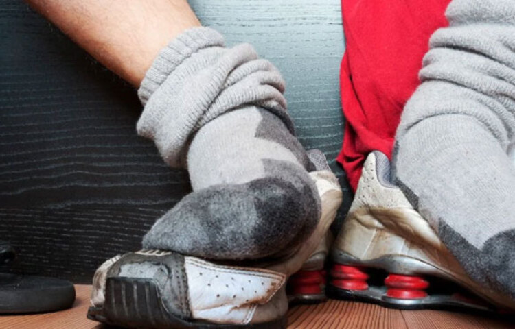 সিন্থেটিক নয়, সুতির মোজা পরুন। একই মোজা না ধুয়ে পর পর দুদিন ব্যবহার করবেন না।