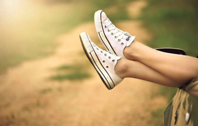 জুতো নিয়মিত রোদে দিন। সপ্তাহে অন্তত একবার জুতোর ভিতরে সুগন্ধি পাউডার দিয়ে, ভালো করে মুছে নিন।