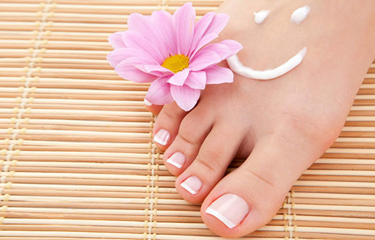 এই গরমে পায়ের ঘাম ও দুর্গন্ধ থেকে বাঁচতে আমরা সবাই প্রাই খোলা জুতো পরে থাকি। কিন্তু এই পা খোলা জুতো পরলে রয়েছে এক সমস্যা, রোদে পা পুড়ে দাগ পড়ে যায়। গরমে পা পরিষ্কার রাখতে ভরসা রাখুন প্রাকৃতিক জিনিস দিয়ে তৈরি ঘরোয়া স্ক্রাবের উপর। ছবি: সংগৃহীত