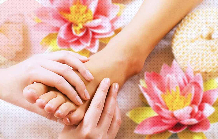 সি সল্ট ও গোলাপ জল অল্প ঠান্ডা পানিতে মেশান। দেখবেন সি সল্ট যেন গলে না যায়। এবার এতে কুচোনো পুদিনা পাতা ও গোলাপ ফুলের পাপড়ি মিশিয়ে নিন। তারপর এই মিশ্রণে ১ চা চামচ অলিভ অয়েল মেশান। মিশ্রণ যেন স্ক্রাবারের মতো থকথকে হয় সেটা খেয়াল রাখতে হবে। ছবি: সংগৃহীত