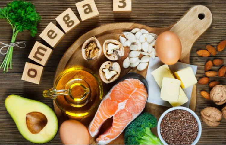 ওমেগা থ্রি ও সিক্স ফ্যাটি অ্যাসিড, ভিটামিন ই এবং সি ডায়েটে থাকা খুবই দরকার। সবুজ শাক-সবজিতে থাকা অ্যান্টিঅক্সিড্যান্ট ত্বকের জন্য অত্যাবশ্যক। এছাড়াও ডায়েটে রাখুন বাদাম ও মাছে থাকা ফ্যাটি অ্যাসিড। ছবি: সংগৃহীত