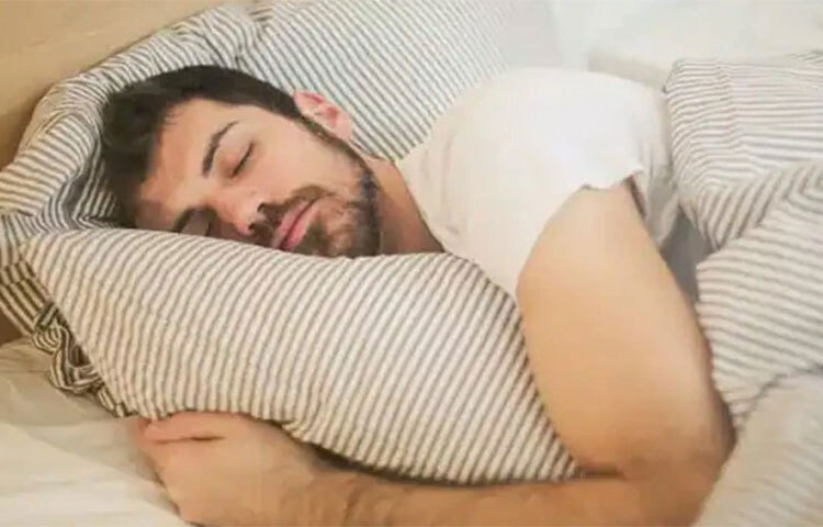 সুস্থ থাকতে প্রতিদিন অন্তত সাত ঘণ্টা ঘুমাতে হবে। সেটা আট ঘণ্টা হলে বেশি ভালো হয়। টানা একমাস সাত ঘণ্টা ঘুমানোর চেষ্টা করুন। প্রতিদিন একই সময়ে ঘুমাতে যান। তাহলে একই সময়ে ওঠার অভ্যাসও হয়ে যাবে। এভাবে অনুশীলন করলে সেটা অভ্যাসে পরিণত হবে। ছবি: সংগৃহীত