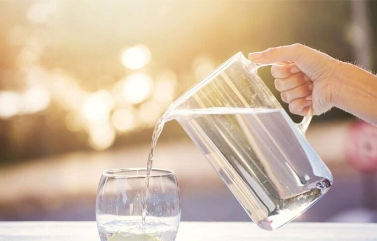 প্রতিদিন তিন লিটার বা ১২ গ্লাস পানি পান করুন। একান্ত সম্ভব না হয়, অন্তত ৮-১০ গ্লাস পানি তো পান করতেই হবে। বাইরে বের হলে পানির বোতল সঙ্গে নিন। নির্দিষ্ট সময় পরপর পানি পান করুন। ছবি: সংগৃহীত