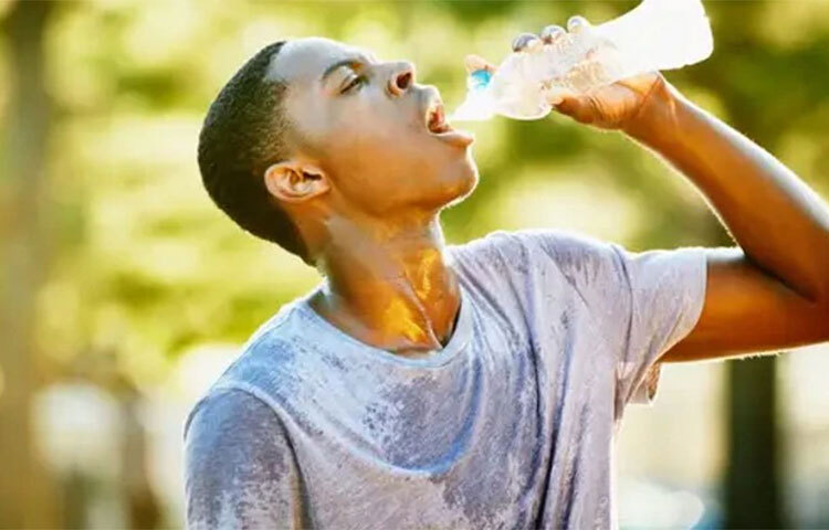 এতে শরীর সারাক্ষণ আর্দ্র থাকবে। এভাবে এক মাস পানি পান করলে সেটা আপনার শরীরের নিজস্ব অভ্যাসে পরিণত হবে। তখন নির্দিষ্ট সময় পরপর শরীরই মনে করিয়ে দেবে যে এখন পানি খেতে হবে। ছবি: সংগৃহীত