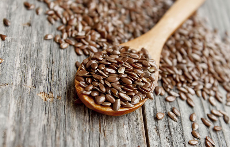 ফ্লাক্সসিড ও দুধ দিয়ে তৈরি পানীয়তে আছে উপকারী স্নেহ পদার্থ এবং ভিটামিন। ফ্ল্যাক্সসিডে আছে ওমেগা ফ্যাটি অ্যাসিড। এই পানীয় পানের ফলে ফলে ত্বকের স্থিতিস্থাপকতা বজায় থাকে। ছবি: সংগৃহীত