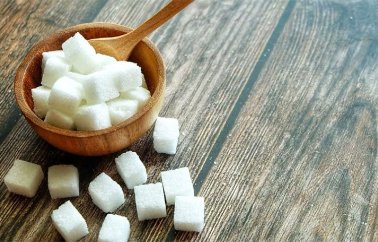 চিনিকে না বলুন। এক মাস চিনি ছাড়া চা, কফি খান। প্রথম প্রথম কষ্ট হবে। পরে অভ্যাস হয়ে যাবে। তখন চিনি দিলেই বরং অস্বস্তি লাগবে। চিনি শরীর বা ত্বকের জন্য ক্ষতিকর। চিনির সঙ্গে ভাজা-পোড়াও বাদ দিন। ছবি: সংগৃহীত
