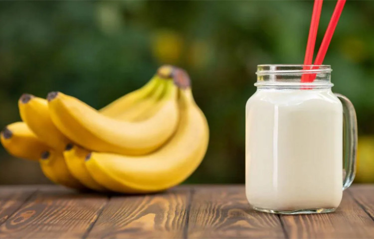 কলা ও দুধ শরীরকে আর্দ্র রাখে। সুস্থতার পাশাপাশি এ খাবারটি ত্বকে বয়সের ছাপ পড়া থেকে দূরে রাখে। ছবি: সংগৃহীত