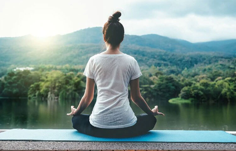 সপ্তাহে অন্তত তিন দিন ব্যায়াম করুন। বাড়ির কাছাকাছি জিম বা যোগব্যায়ামের জায়গা না পেলে ঘরেই ম্যাট কিনে বসে পড়তে পারেন। ছবি: সংগৃহীত