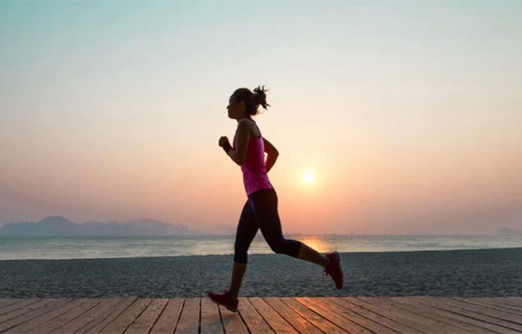 আর কিছু না করতে পারলে অন্তত হাঁটুন। ছাদে হাঁটুন। ছাদ না থাকলে ঘরে। তবে জোরে জোরে অন্তত আধা ঘণ্টা হাঁটতে হবে, যাতে গা ঘামে। ছবি: সংগৃহীত