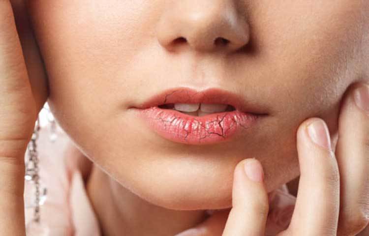 পর্যাপ্ত পরিমাণ পানি খাওয়া স্বাস্থ্যের জন্য ভালো। পানি পান আপনার ঠোঁট নরম রাখতে সাহায্য করবে।