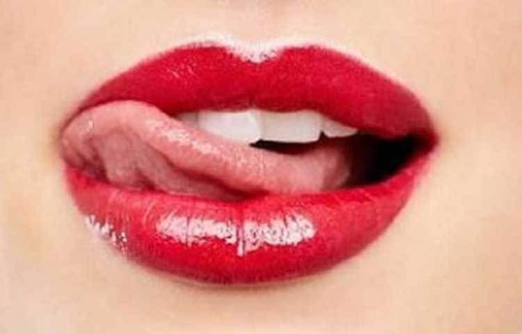 আমরা অনেকেই স্বভাববশত রুক্ষ ঠোঁটে জিহ্বা ব্যবহার করে থাকি। নিমেষেই রুক্ষ ঠোঁটকে নরম করার এই সহজ উপায় আসলে ফাটা ঠোঁটের মূল কারণ। তাই ঠোঁট নরম রাখতে হলে এই অভ্যাস ছাড়ুন।
