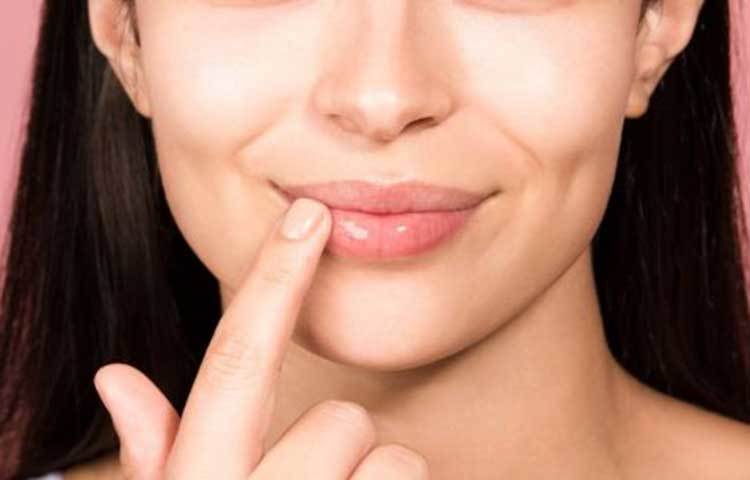 ভিটামিন বি এর অভাবও কিন্তু রুক্ষ ঠোঁটের কারণ হতে পারে। তাই শাক-সব্জি খান। ঠোঁট নরম রাখতে ভিটামিন বি খেতেই হবে।