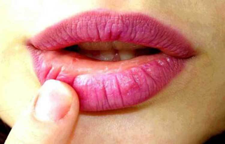 নরম ঠোঁট রাখতে ধূমপান ছাড়ুন। সিগারেট ও ক্যাফেইন ঠোঁট কালো করে।