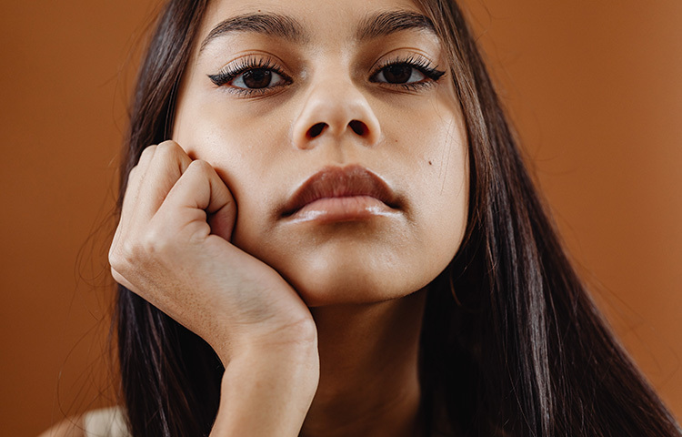 ঠোঁট ফাটা কমাতে কয়েকটি নিয়ম মেনে চলুন যেমন প্রচুর পরিমাণে পানি খাওয়া, ঠোঁটের যতœ নেওয়া, তীব্র সূর্যালোক ও ধুলোবালি এড়ানো, সুষম ও পুষ্টিকর খাবার খাওয়া। ছবি: সংগৃহীত