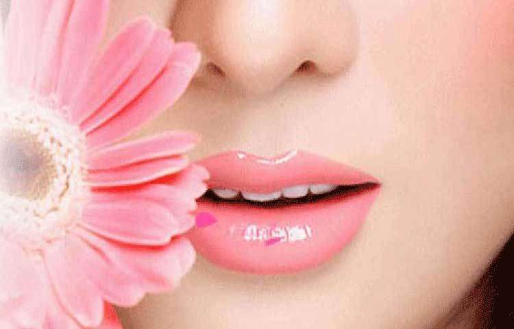 ঠোঁটে শীতকালে রুক্ষ চামড়া জমে থাকে। মাঝে মধ্যে স্ক্রাবিং করে সেই চামড়া সরিয়ে ফেলা খুবই প্রয়োজন। তাই ঠোঁট নরম রাখতে সপ্তাহে একদিন ঠোঁটে স্ক্রাবিং করুন।