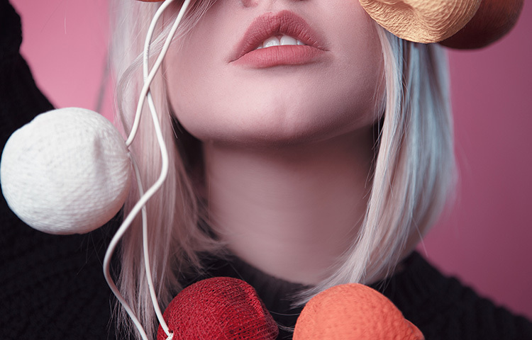 প্রয়োজনে বাজার থেকে কিনে ঠোঁটের জেল আলাদা করে ব্যবহার করার (তবে রাসায়নিক মিশ্রিত কোনো কিছু ব্যবহার থেকে সাবধান থাকার কথা বলেন চিকিৎসকরা) পরামর্শ দিচ্ছেন চিকিৎসকেরা। ছবি: সংগৃহীত