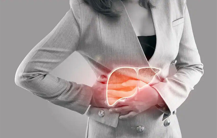 ফ্যাটি লিভার রোগটি শরীরের ভিতরে যে কখন বাসা বাঁধে বোঝা মুশকিল। বেশিরভাগ সময় প্রথম দিকে একেবারেই উপসর্গ থাকে না। পরে সমান্য ব্যথা হয় পেটে। তবে খেয়াল না করলে ফ্যাটি লিভার থেকে লিভার সিরোসিস, ক্যানসার পর্যন্ত হতে পারে। ছবি: সংগৃহীত