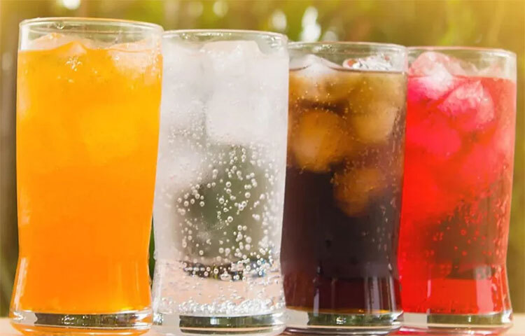 ফ্যাটি লিভার থেকে বাঁচতে হলে কয়েকটি জিনিস মেনে চলতে হবে। প্রথমেই আপনাকে কিছু খাবার জীবন থেকে বাদ দিতে হবে। যেমন, কোল্ড ড্রিঙ্কস। এর মধ্যে থাকে ফ্রুক্টোস যা শরীরে প্রবেশ করে ফ্যাটে পরিণত হয়। একদম খাওয়া চলবে না। ছবি: সংগৃহীত