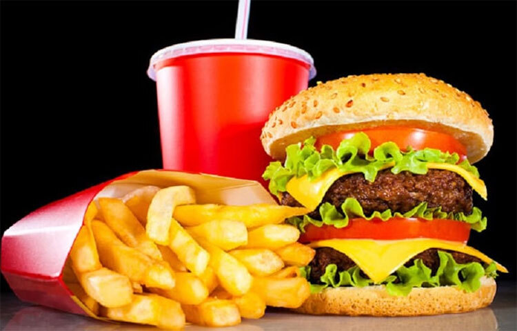 ফাস্টফুড বা অতিরিক্ত তেলযুক্ত খাবার একেবারেই খাওয়া যাবে না। এই খাবার খাওয়া বন্ধ করতে হবে। ছবি: সংগৃহীত