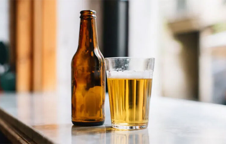 ফ্যাটি লিভারের সমস্যা থাকলে মদ পান থেকে দূরে থাকতে হবে। মদ পানের ফলে অ্যালকোহলিক ফ্যাটি লিভার ডিসিজও হয়। তাই সাবাধান হতে হবে। পাশাপাশি নিয়মিত কম করে ৩০ মিনিট ব্যায়াম করতেই হবে। হাঁটতে হবে নিয়ম করে। শরীরের অতিরিক্ত মেদ জমতে দেওয়া যাবে না। ছবি: সংগৃহীত