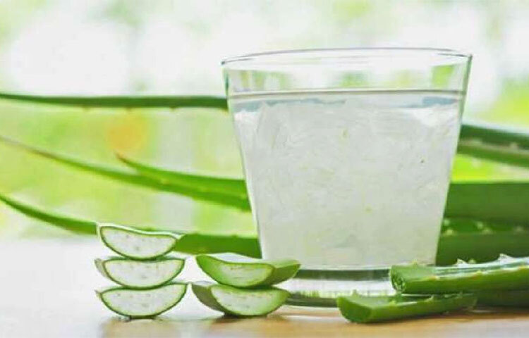 ঠান্ডা পানীয় এক্ষেত্রে বেশ উপকারি। ঠান্ডা পানীয়ের তালিকায় তরমুজের শরবত বা অ্যালোভেরার শরবত রাখতে পারেন। ছবি: সংগৃহীত