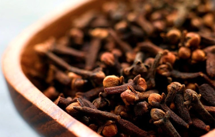 হজম শক্তি বাড়বে। নিয়মিত লবঙ্গ খেলে হজম শক্তি বাড়বে দ্রুত। কারণ, এটি পাচক রসের ক্ষরণ ঘটিয়ে হজমশক্তি বাড়াতে সাহায্য করে।