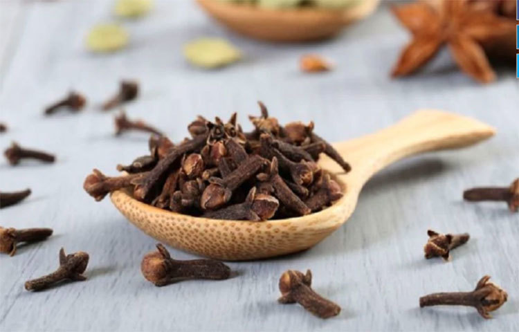 সুগার কমাতে অনেক সময় এটি সাহায্য করে। যাদের সুগারের সমস্যা আছে, তারা নিয়মিত লবঙ্গ খেলে সমস্যা অনেকটাই কমবে।