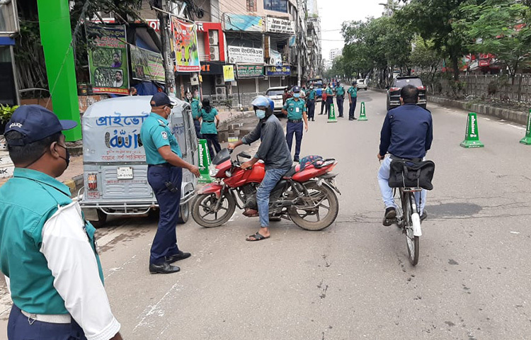 পুলিশের চেকপোস্টে মটর সাইকেল আরোহীকে আটকে দেয়া হয়েছে। ছবি: জাগো নিউজ