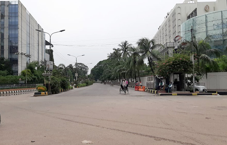 হোটেল ইন্টারকন্টিনেল্টালের সামনের রাস্তা একেবারেই ফাঁকা। ছবি: জাগো নিউজ