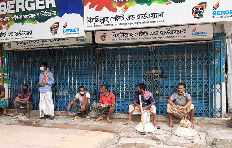 পান্থপথ এলাকার ফুটপাথে দৈনিক মজুরির ভিত্তিতে কর্মজীবী মানুষ করা মানুষ কাজের অপেক্ষায় বসে আছেন। ছবি: জাগো নিউজ